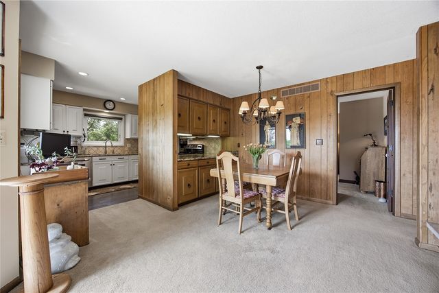 21 Fairview Knoll NE, Iowa City, IA 52240