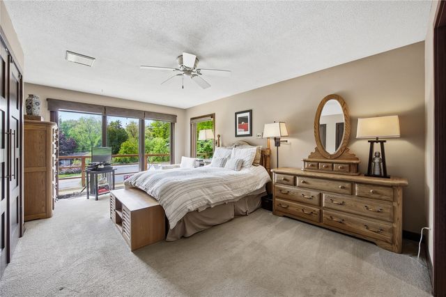 21 Fairview Knoll NE, Iowa City, IA 52240