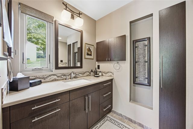 21 Fairview Knoll NE, Iowa City, IA 52240
