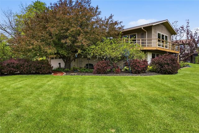 21 Fairview Knoll NE, Iowa City, IA 52240