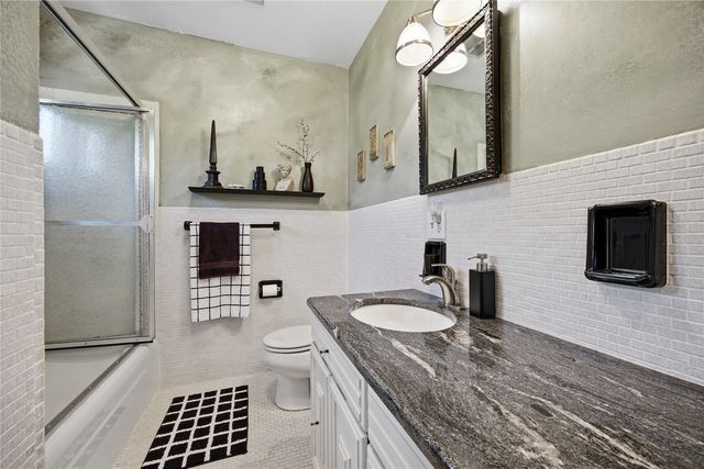 21 Fairview Knoll NE, Iowa City, IA 52240