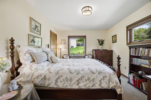 21 Fairview Knoll NE, Iowa City, IA 52240