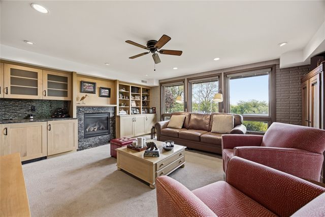 21 Fairview Knoll NE, Iowa City, IA 52240