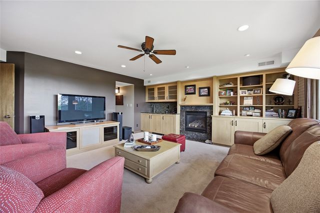 21 Fairview Knoll NE, Iowa City, IA 52240