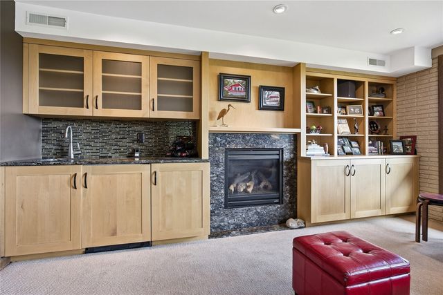 21 Fairview Knoll NE, Iowa City, IA 52240