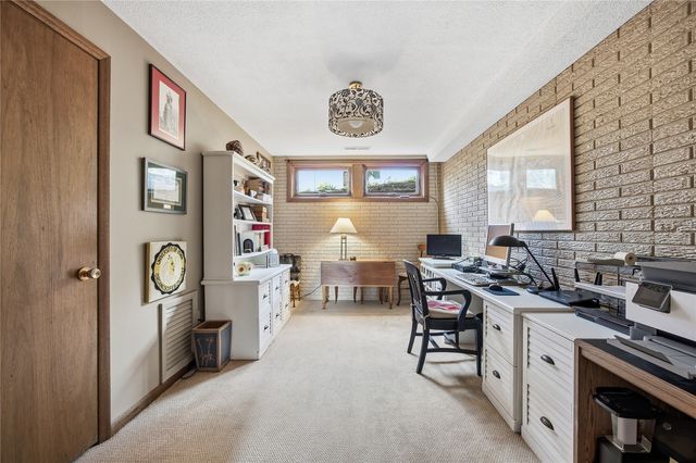 21 Fairview Knoll NE, Iowa City, IA 52240