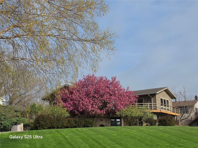 21 Fairview Knoll NE, Iowa City, IA 52240