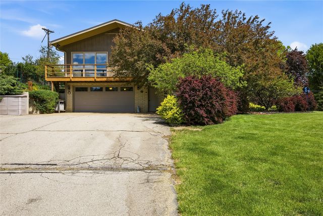 21 Fairview Knoll NE, Iowa City, IA 52240