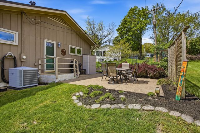 21 Fairview Knoll NE, Iowa City, IA 52240