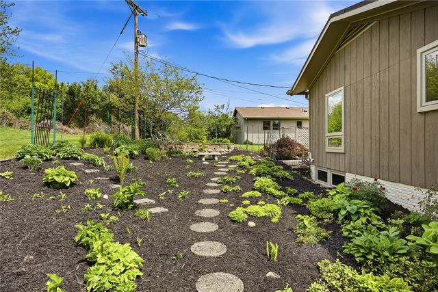 21 Fairview Knoll NE, Iowa City, IA 52240