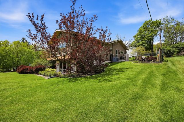 21 Fairview Knoll NE, Iowa City, IA 52240