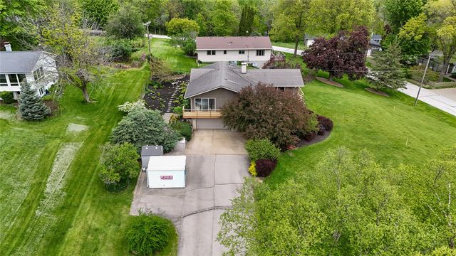 21 Fairview Knoll NE, Iowa City, IA 52240