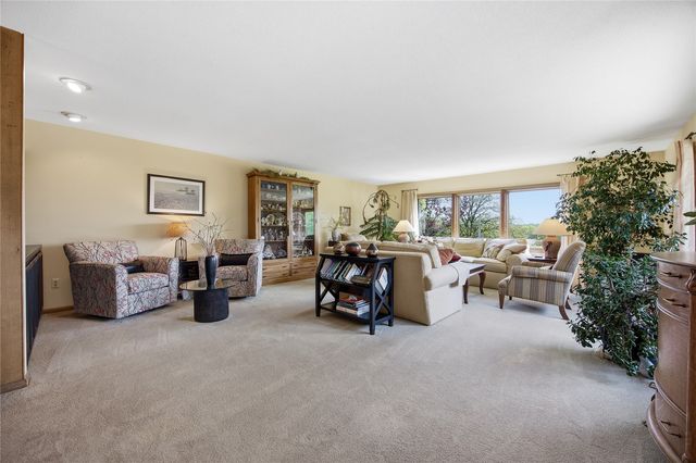 21 Fairview Knoll NE, Iowa City, IA 52240