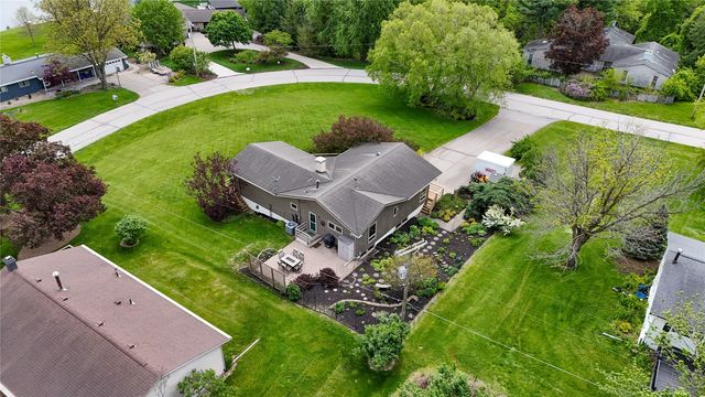 21 Fairview Knoll NE, Iowa City, IA 52240