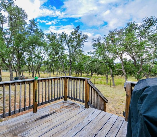 976 NW KC 476, Harper, TX 78631