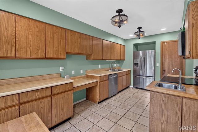 11525 Pineberry Drive, St Louis, MO 63146