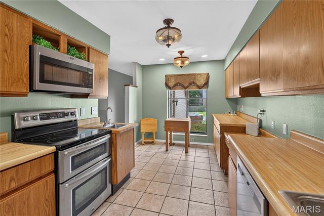 11525 Pineberry Drive, St Louis, MO 63146
