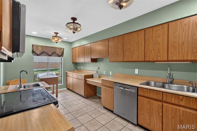 11525 Pineberry Drive, St Louis, MO 63146