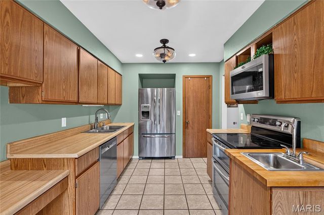 11525 Pineberry Drive, St Louis, MO 63146