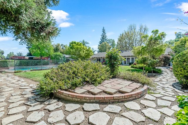 14912 Lipson Avenue, Visalia, CA 93292