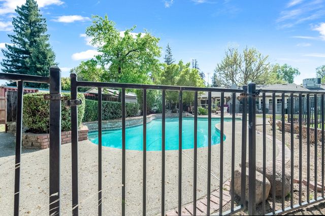 14912 Lipson Avenue, Visalia, CA 93292