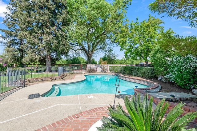 14912 Lipson Avenue, Visalia, CA 93292