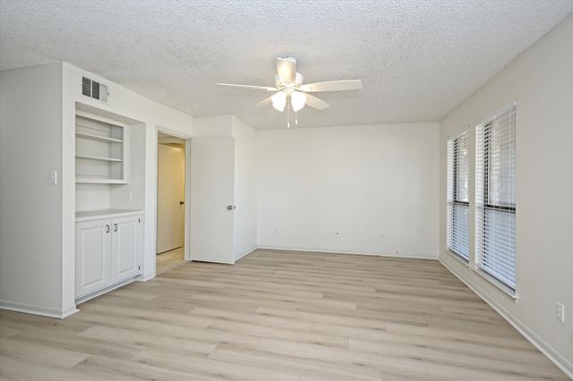 105 CRESCENT BLF, Austin, TX 78734