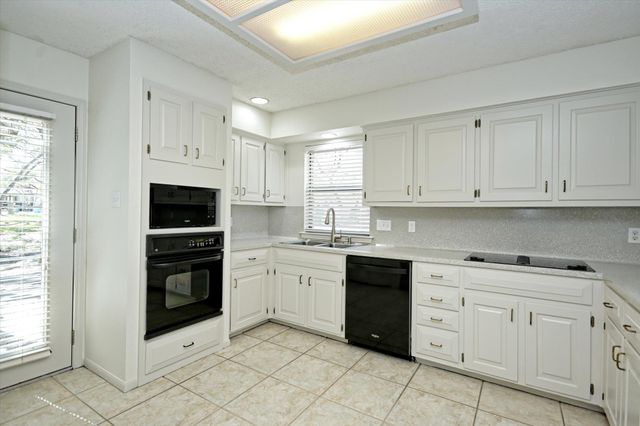 105 CRESCENT BLF, Austin, TX 78734