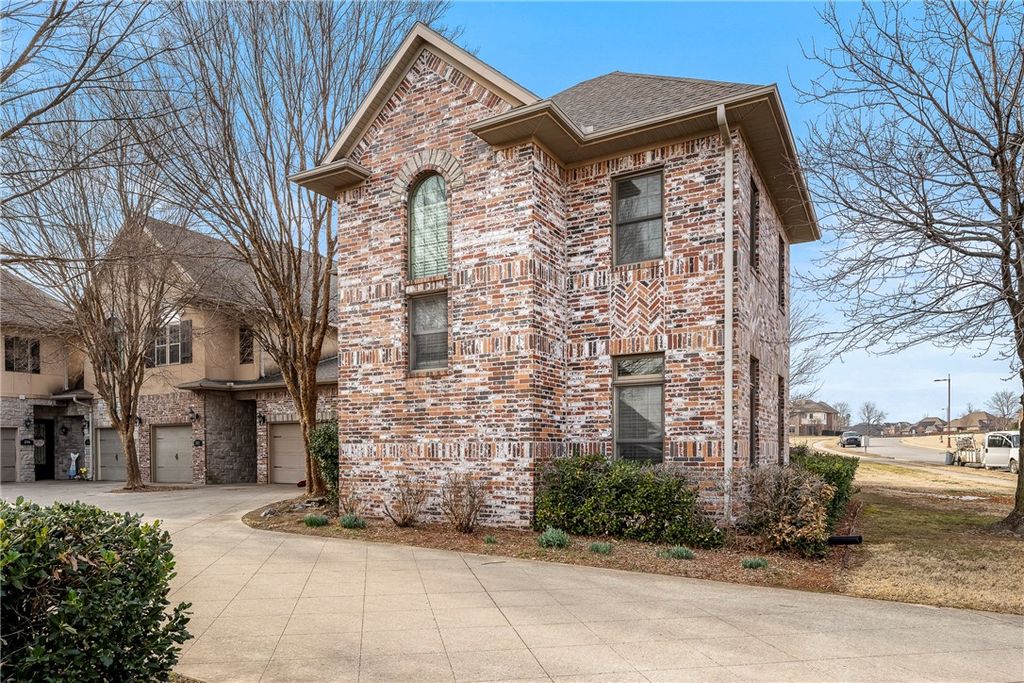 2700 S Everest Avenue, Rogers, AR 72758