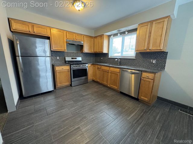 2010 GUTHRIE Avenue, Royal Oak, MI 48067