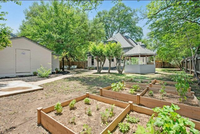 200 Garwood ST, Smithville, TX 78957