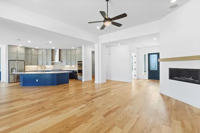 151 Starfire DR, Dripping Springs, TX 78620