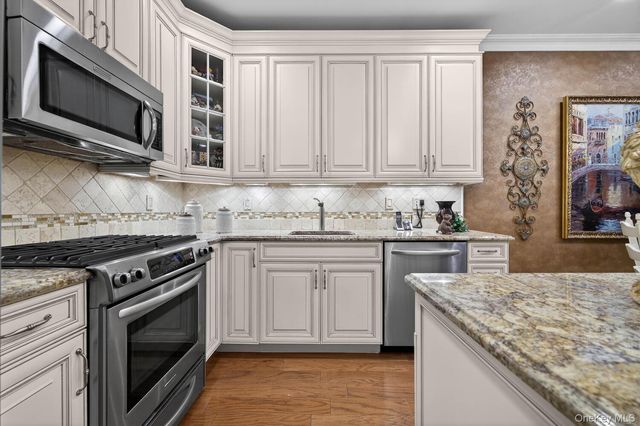 366 Roosevelt Way, Westbury, NY 11590