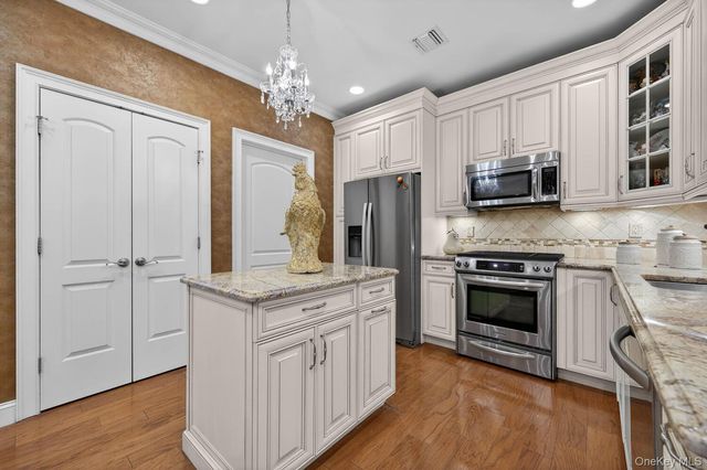 366 Roosevelt Way, Westbury, NY 11590