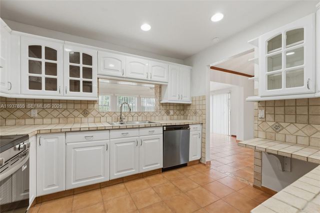 8510 NW 8th St, Pembroke Pines, FL 33024