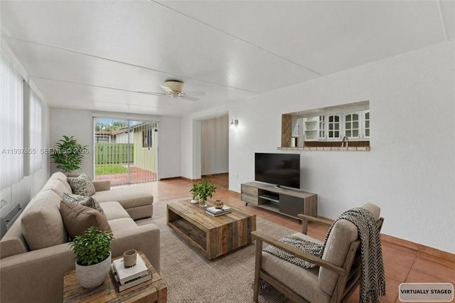 8510 NW 8th St, Pembroke Pines, FL 33024