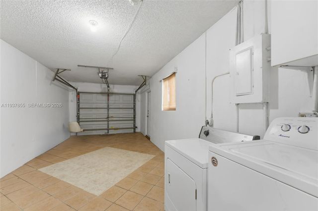 8510 NW 8th St, Pembroke Pines, FL 33024