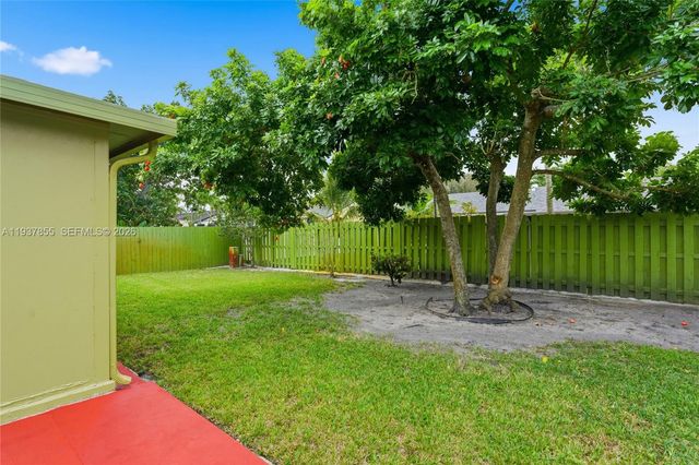 8510 NW 8th St, Pembroke Pines, FL 33024