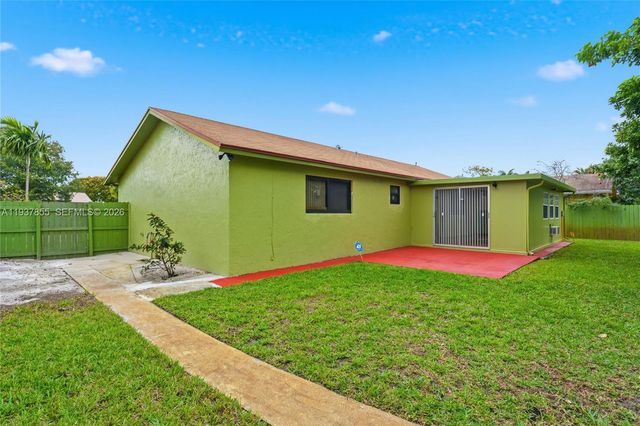8510 NW 8th St, Pembroke Pines, FL 33024