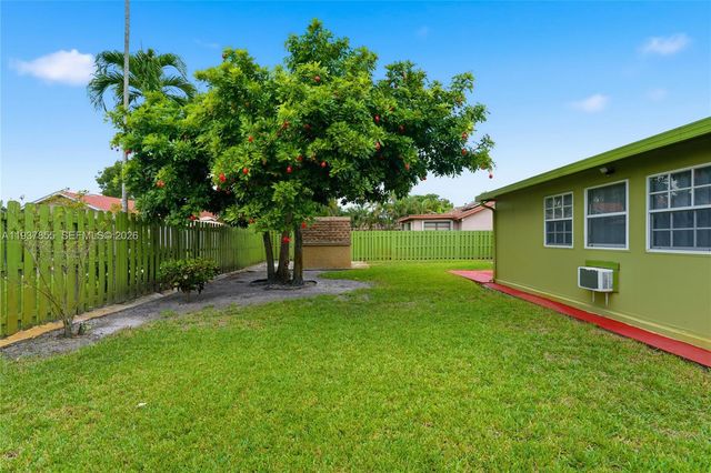 8510 NW 8th St, Pembroke Pines, FL 33024