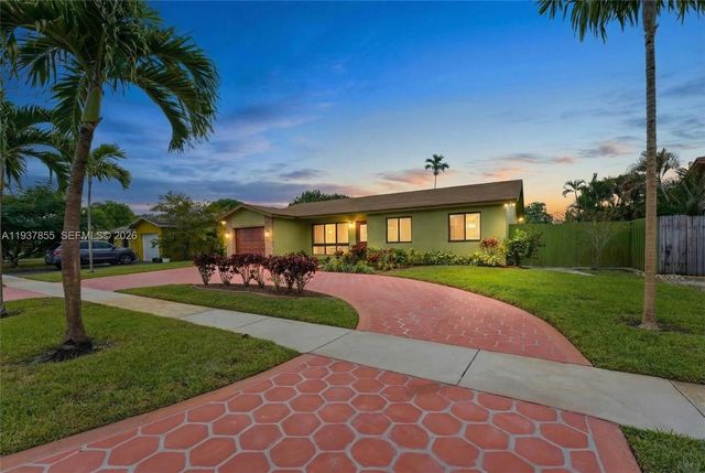 8510 NW 8th St, Pembroke Pines, FL 33024