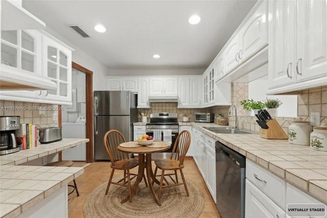 8510 NW 8th St, Pembroke Pines, FL 33024