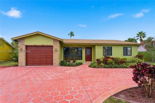 8510 NW 8th St, Pembroke Pines, FL 33024