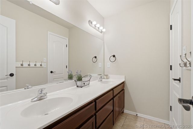 8116 S Elder Avenue, Broken Arrow, OK 74011