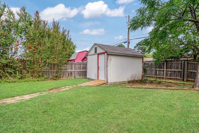 2705 Briarwood Drive, Paris, TX 75460