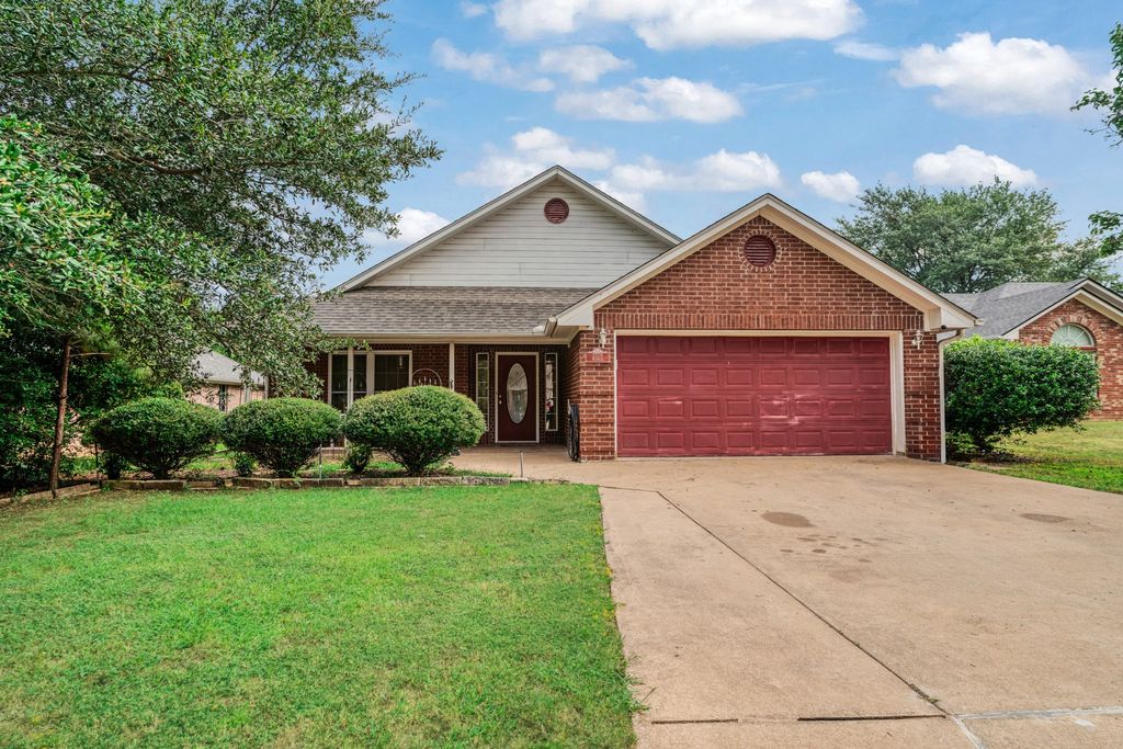 2705 Briarwood Drive, Paris, TX 75460
