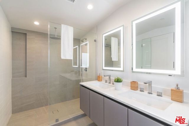 857 N Detroit Street, Los Angeles, CA 90046