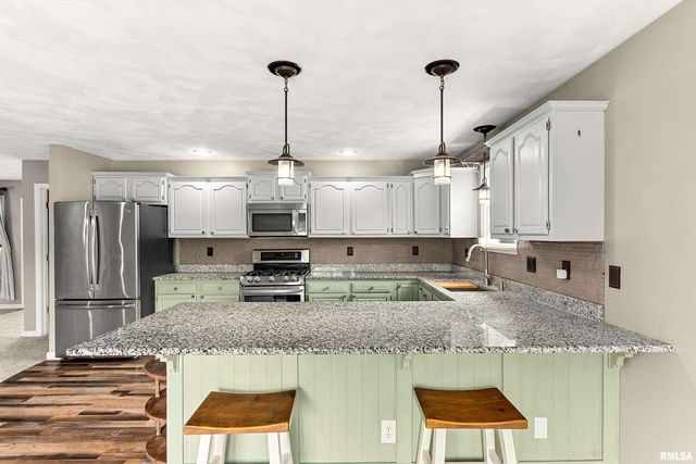 1415 N PARKWAY Drive, Pekin, IL 61554