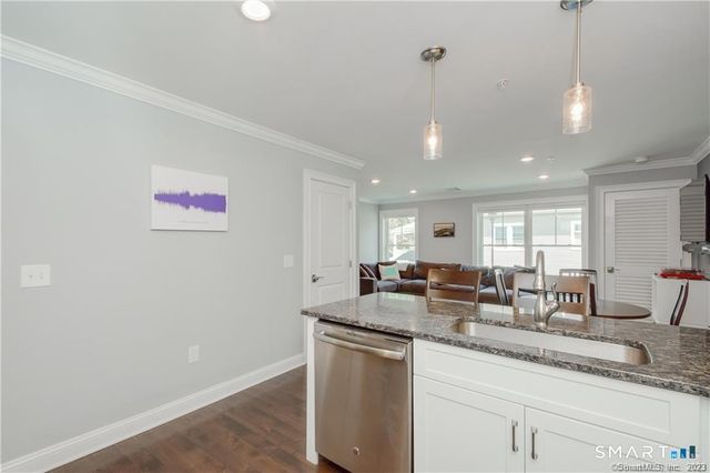 2 Bishop Road 201, West Hartford, CT 06119