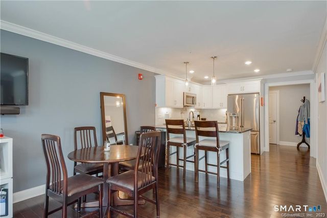 2 Bishop Road 201, West Hartford, CT 06119